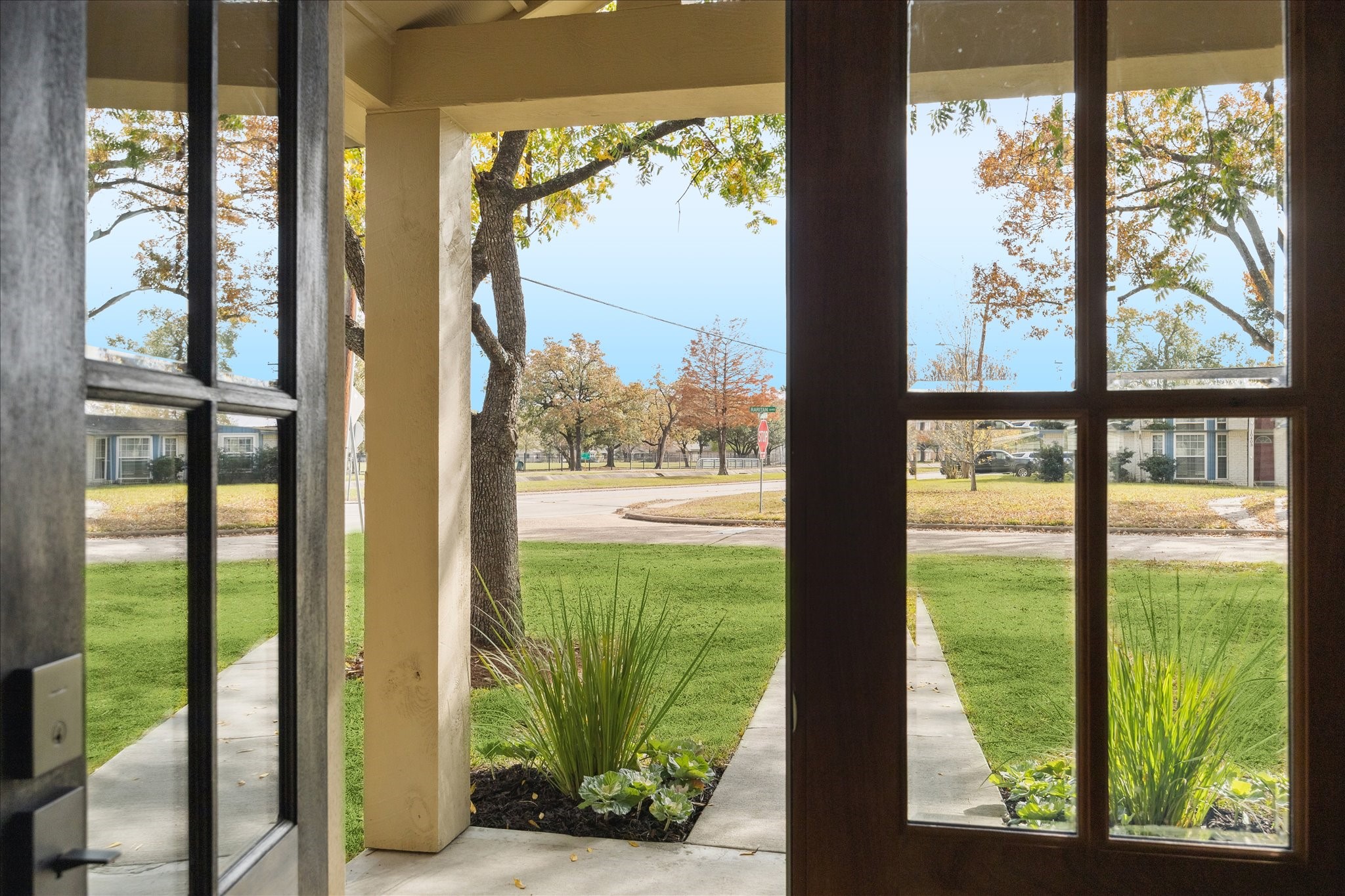 10402 Raritan Drive Houston, TX 77043 - Photo 3 of 27 a view of sky from window