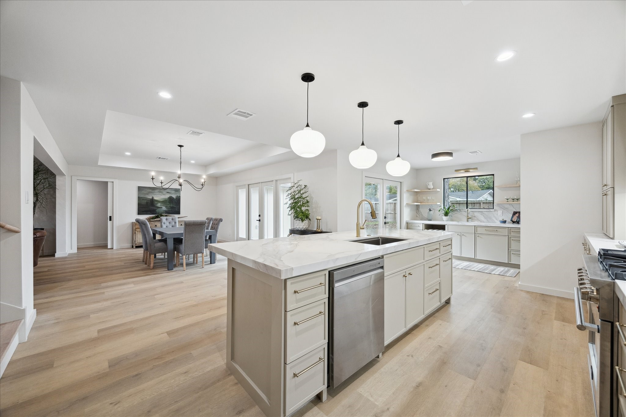 10402 Raritan Drive Houston, TX 77043 - Photo 9 of 27