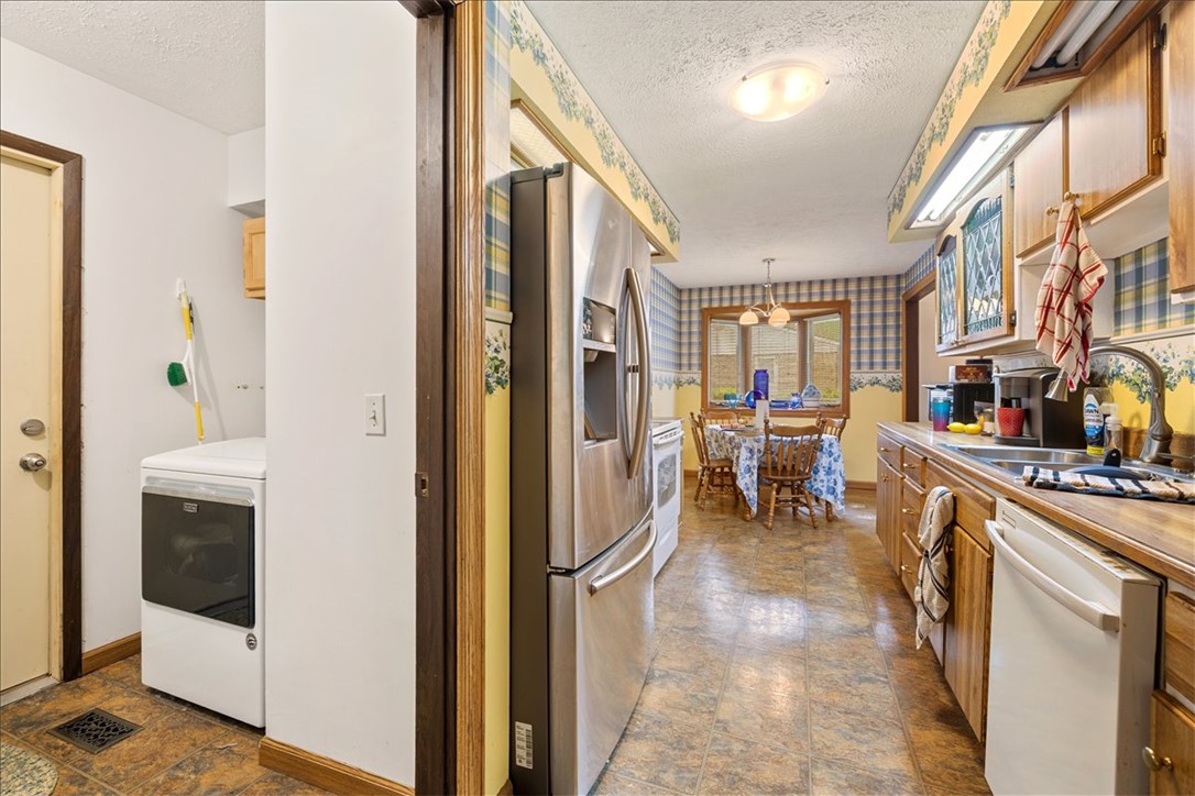 7225 Garber Road Clayton, OH 45415 - Photo 26 of 33 This spacious kitchen offers a functional layout, perfect for everyday living.