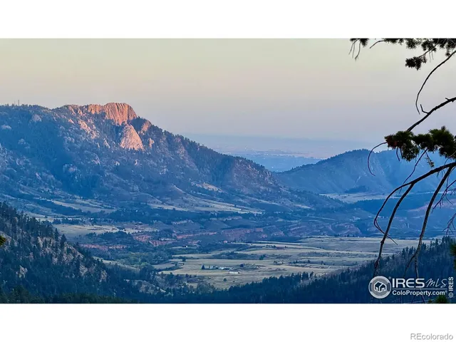 a black and white photo of a room