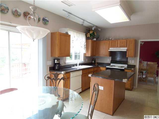 913 Clearbrook Road, Unit 25 Matthews, NC 28105 - Photo 4 of 14 Gallery Image 4