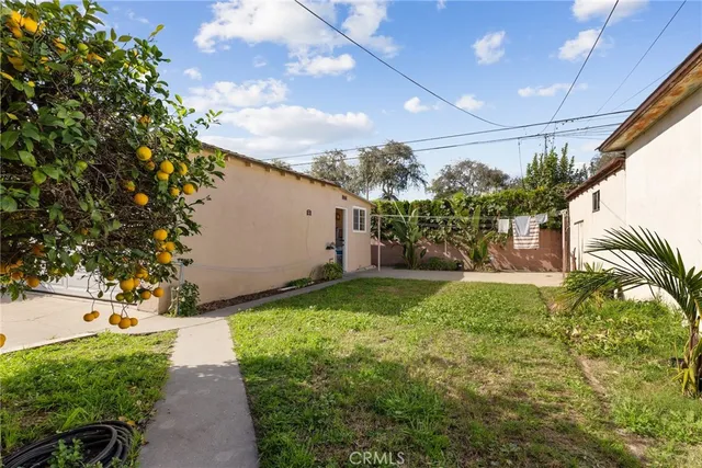a view of a back yard of the house