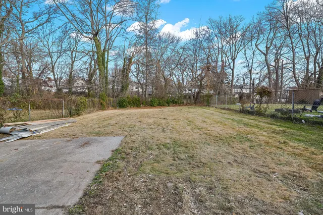 a view of a house with backyard