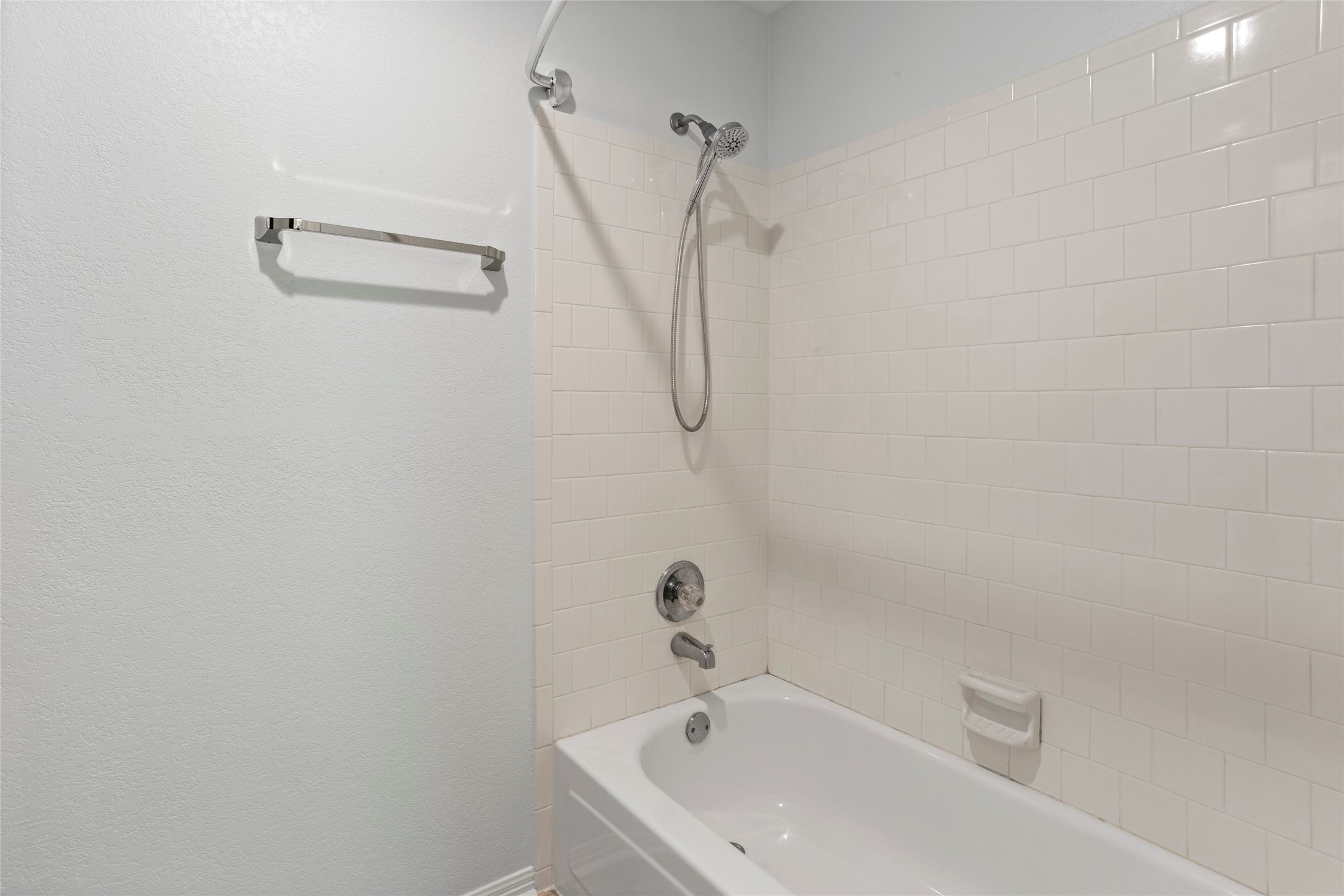 860 FM 517 Road East Dickinson, TX 77539 - Photo 39 of 50 a bathroom with a tub