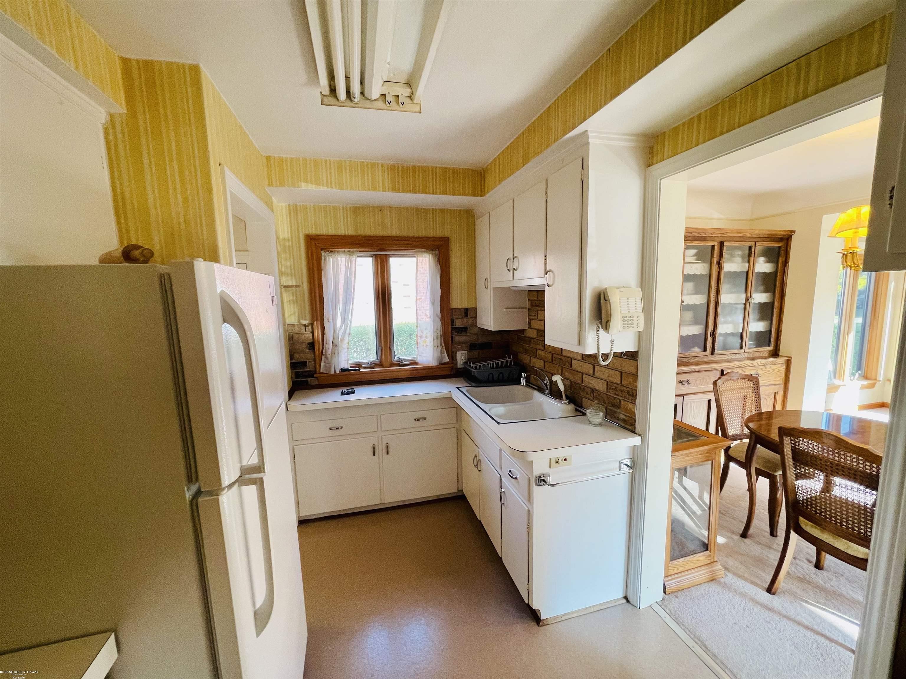 69 Vernier Road Grosse Pointe, MI 48236 - Photo 9 of 20 50116008-8.JPG