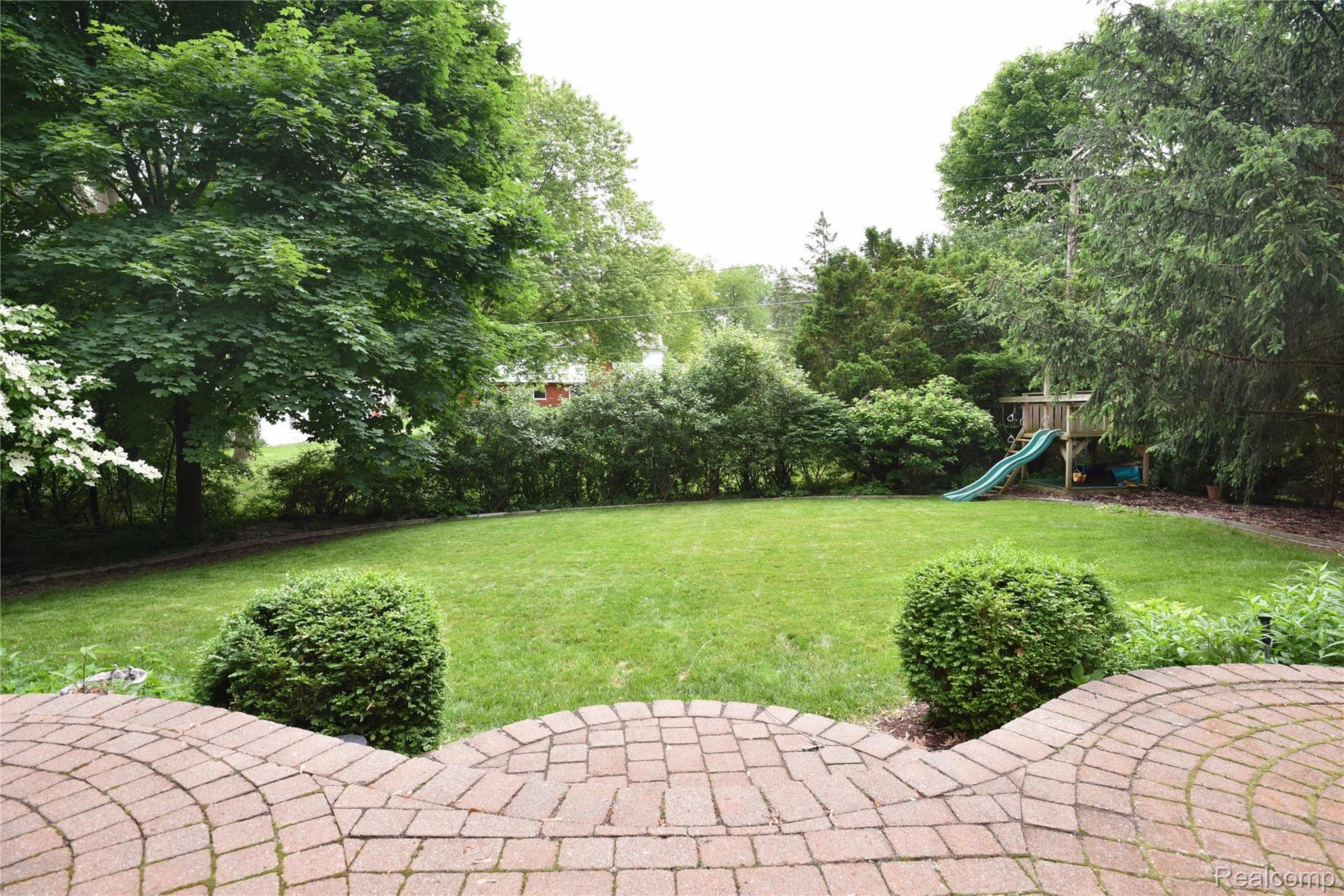 2973 Rambling Way Bloomfield Hills, MI 48302 - Photo 2 of 3 Large private back yard