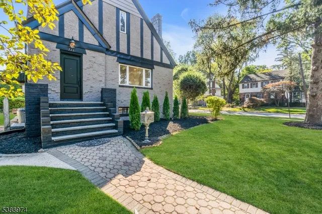 a view of a house with a yard