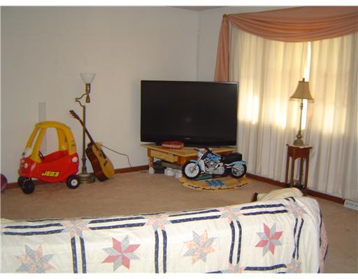 607 Cleland Mill Road New Castle, PA 16102 - Photo 2 of 10 Living Room.