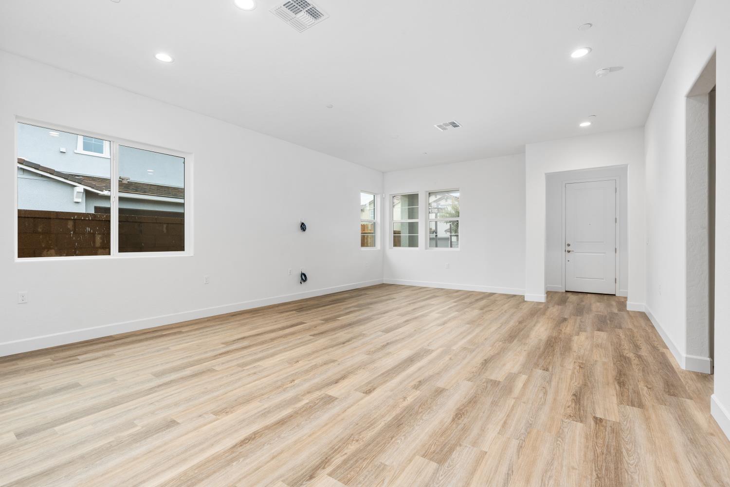 331 Peters Lane South Madera, CA 93636 - Photo 5 of 12