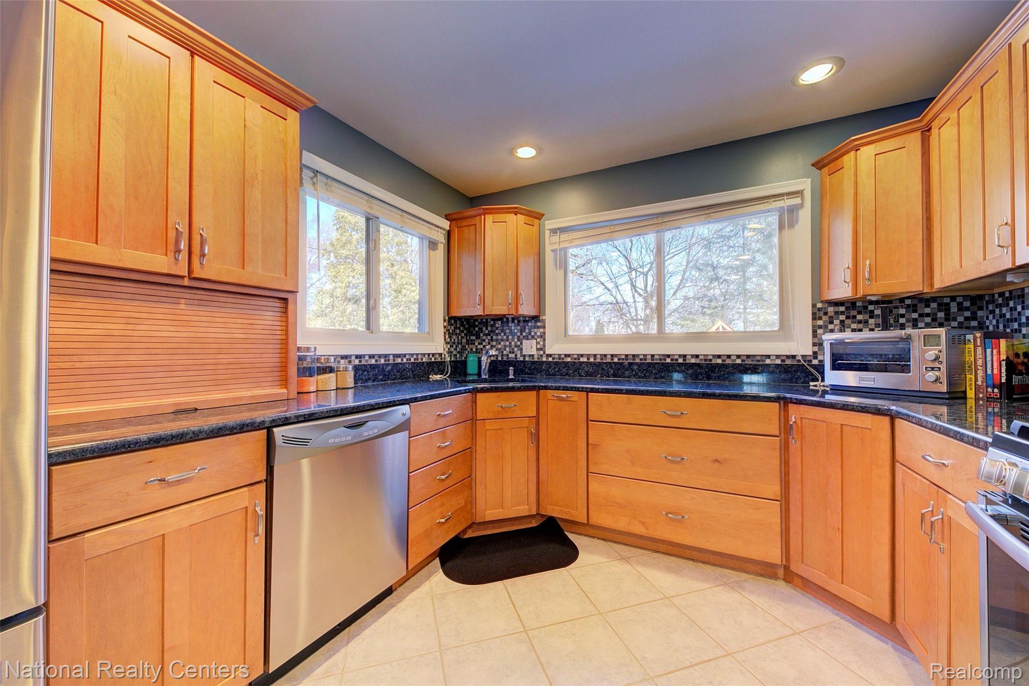28218 Quail Hollow Road Farmington, MI 48331 - Photo 22 of 82 930A8979_80_81.jpg