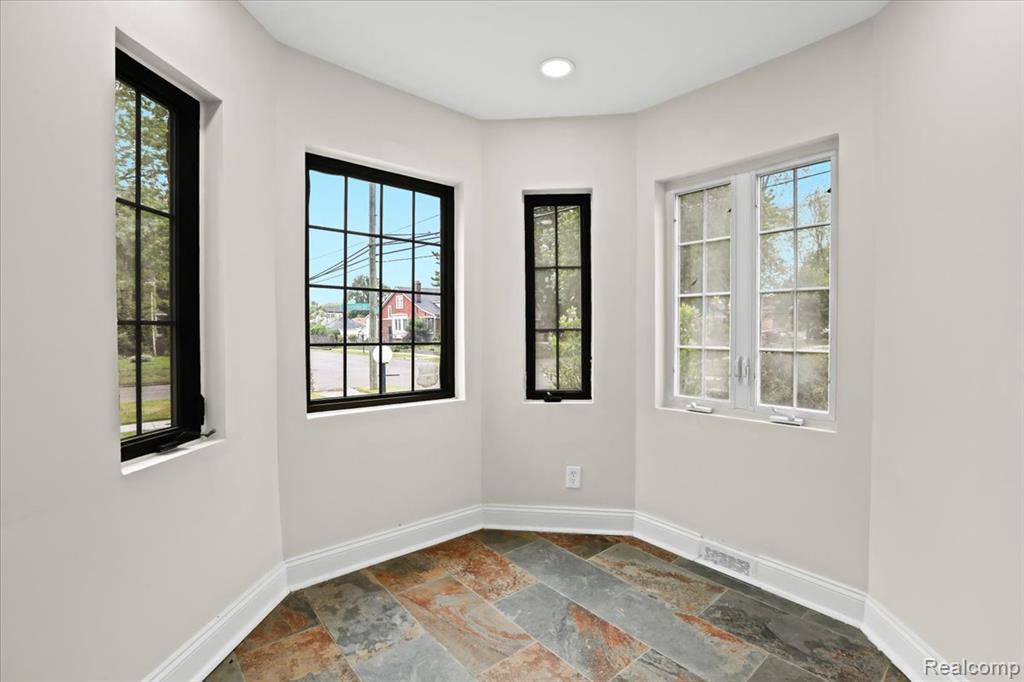 294 Riverside Drive Detroit, MI 48215 - Photo 11 of 36 Gallery Image 11
