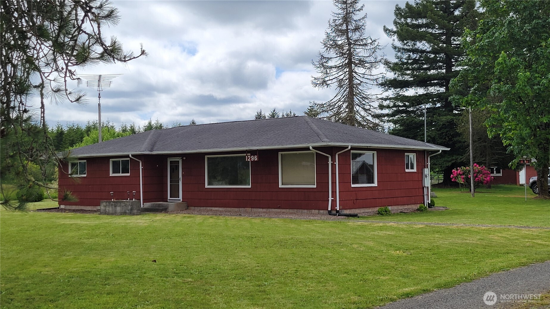 1296 Highway 12 Chehalis, WA 98532 - Photo 32 of 33 a front view of a house with a garden