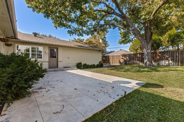 a view of a backyard