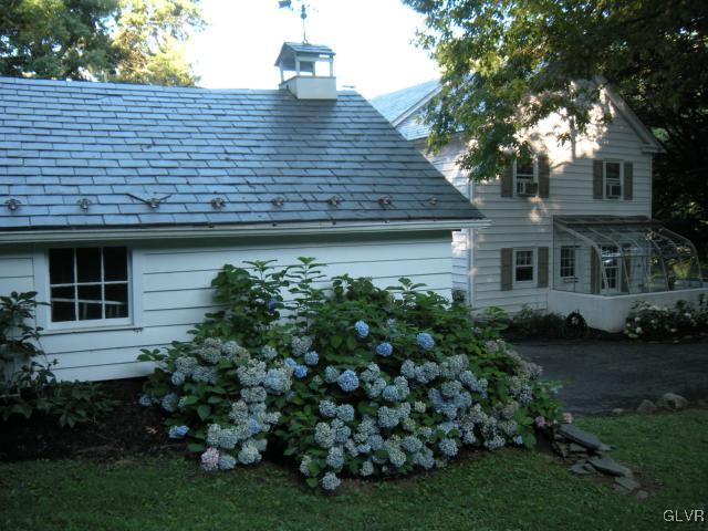 2325 Riverbend Road Allentown, PA 18103 - Photo 4 of 49 Gallery Image 4