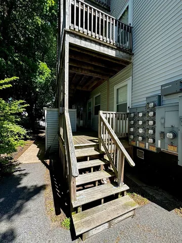 a view of entryway with a front door