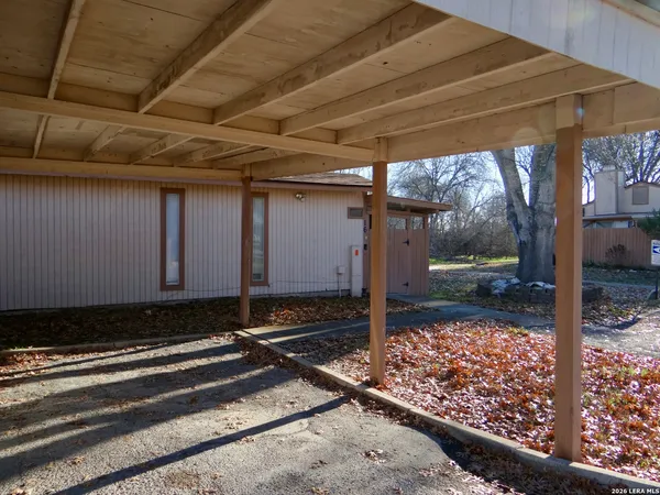 a view of a backyard