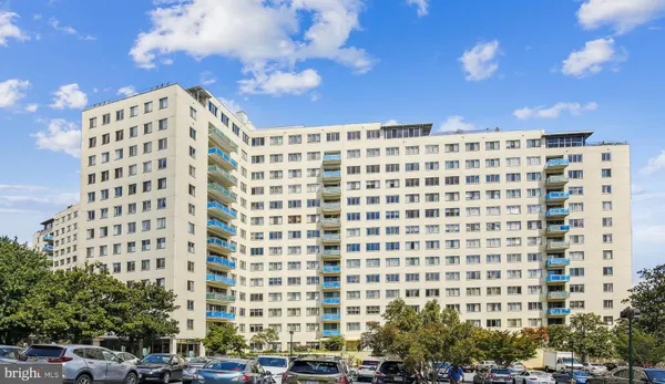 $2,250 | 10201 Grosvenor Place, Unit 711, North Bethesda, MD 20852