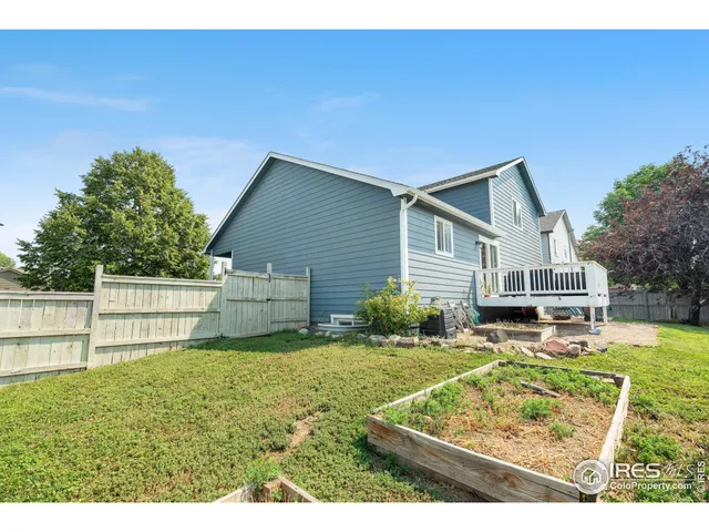 a view of a house with backyard