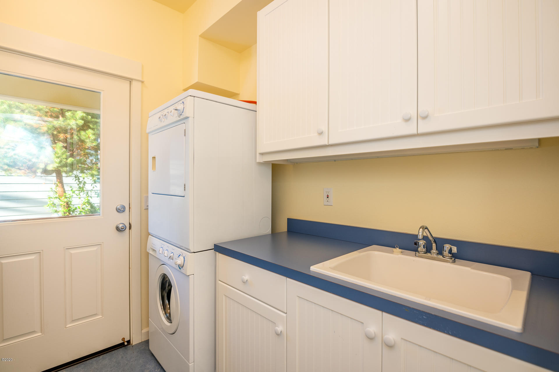 2100 Overleaf Loop Yachats, OR 97498 - Photo 9 of 51 Mudroom