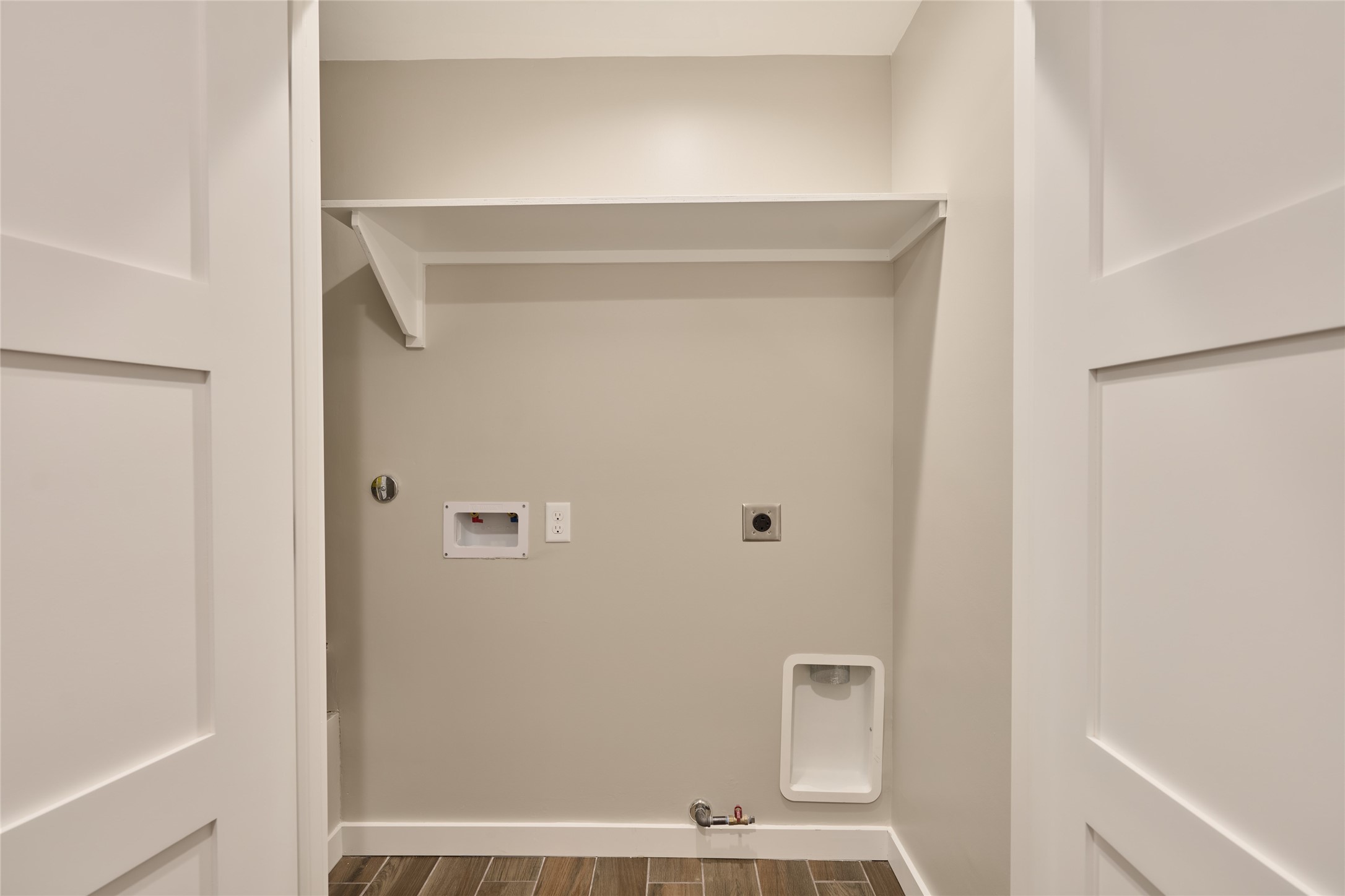 1014 Graham Drive, Unit L2 Tomball, TX 77375 - Photo 21 of 30 Washer/dryer hook ups