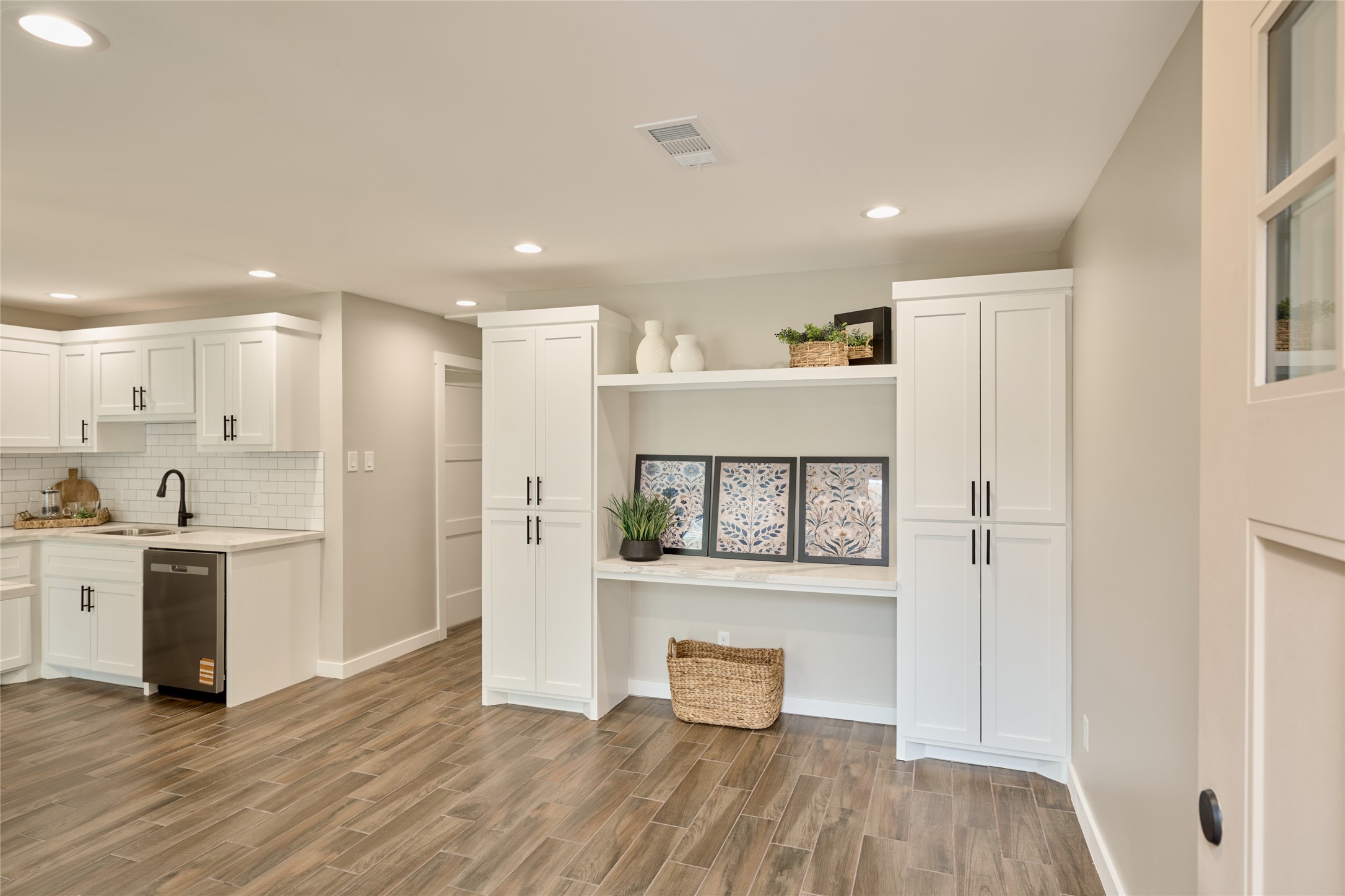 1014 Graham Drive, Unit L2 Tomball, TX 77375 - Photo 6 of 30 Walk in to a bright living space with built ins.