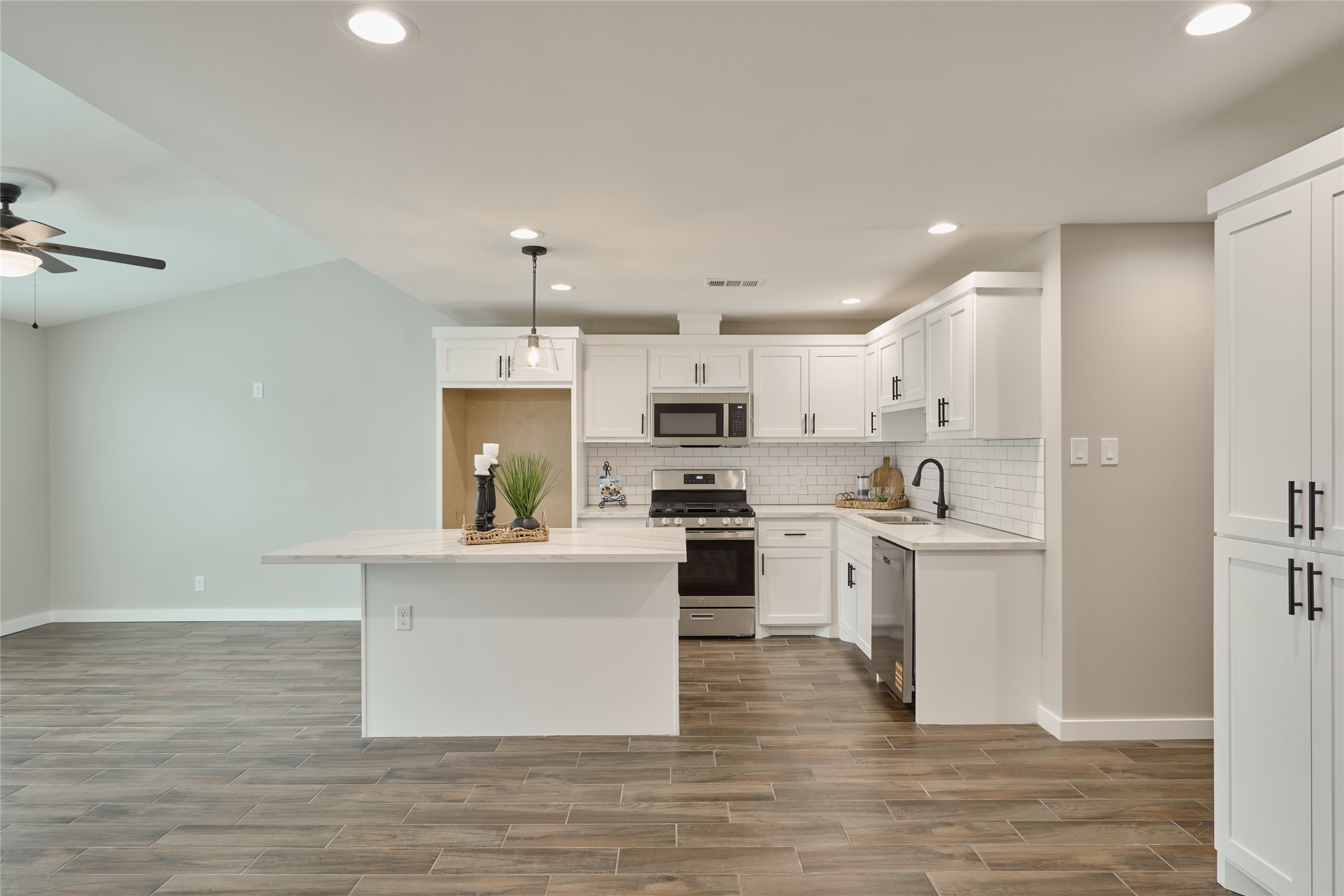 1014 Graham Drive, Unit L2 Tomball, TX 77375 - Photo 9 of 30