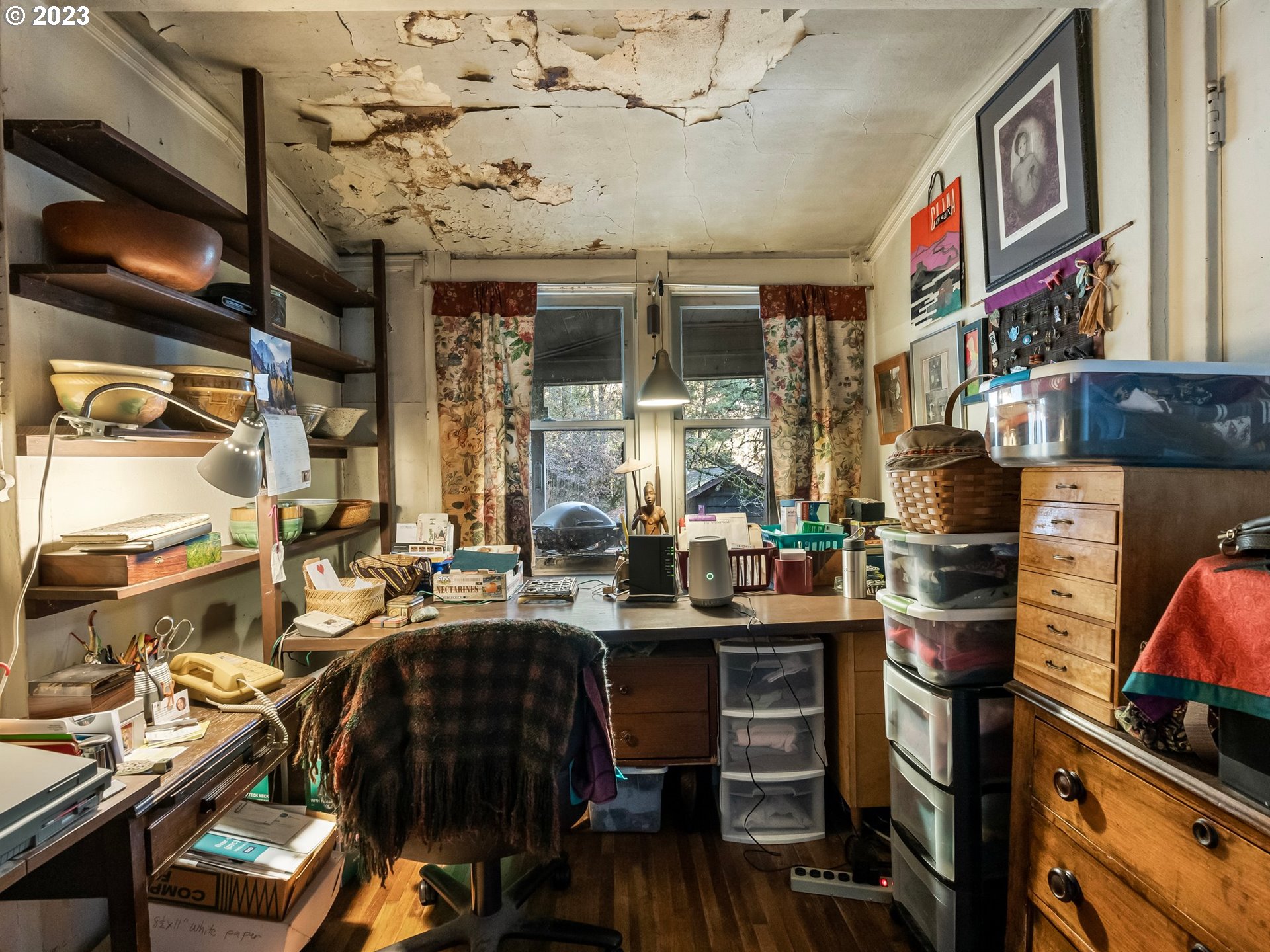 3852 Southwest Condor Avenue Portland, OR 97239 - Photo 30 of 44 a view of a chairs and tables in a patio
