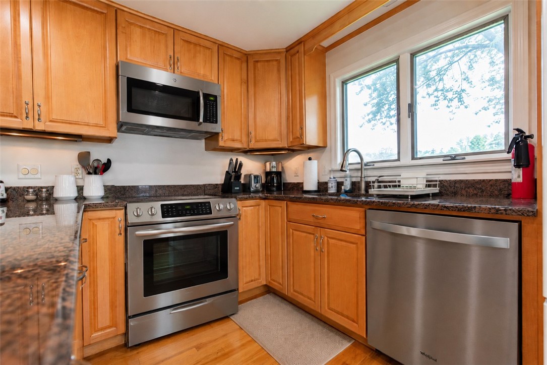 10 Cross Street Narragansett, RI 02882 - Photo 6 of 10