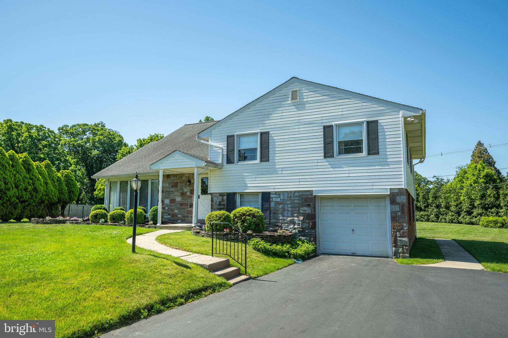 1133 Ballytore Road Huntingdon Valley, PA 19006 - Photo 4 of 38 Beautifully Maintained Exterior