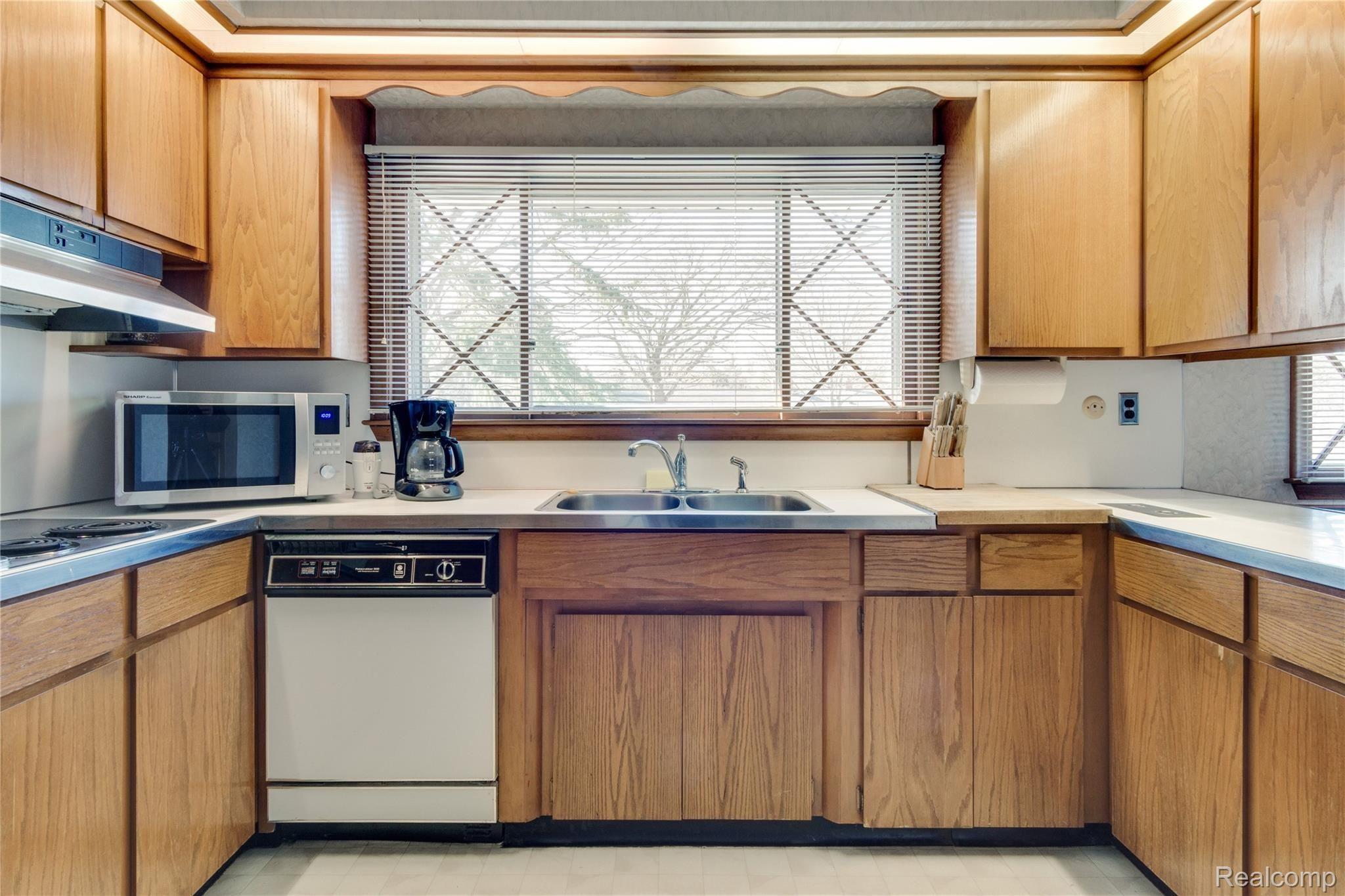 851 Helston Road Bloomfield Hills, MI 48304 - Photo 12 of 36 Interiors (8 of 38).jpg