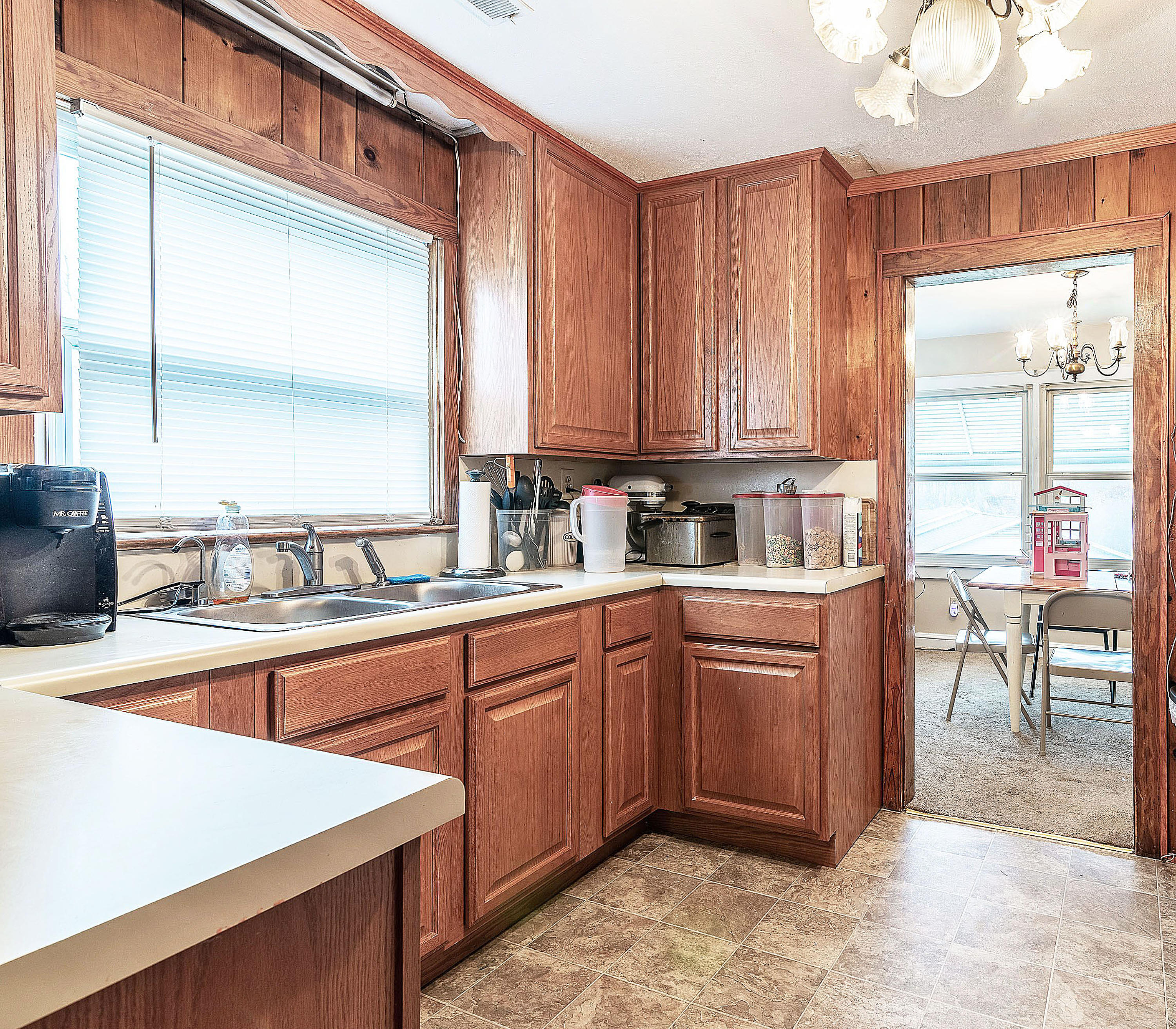 313 Sioux Road Bristol, VA 24201 - Photo 3 of 11 KITCHEN