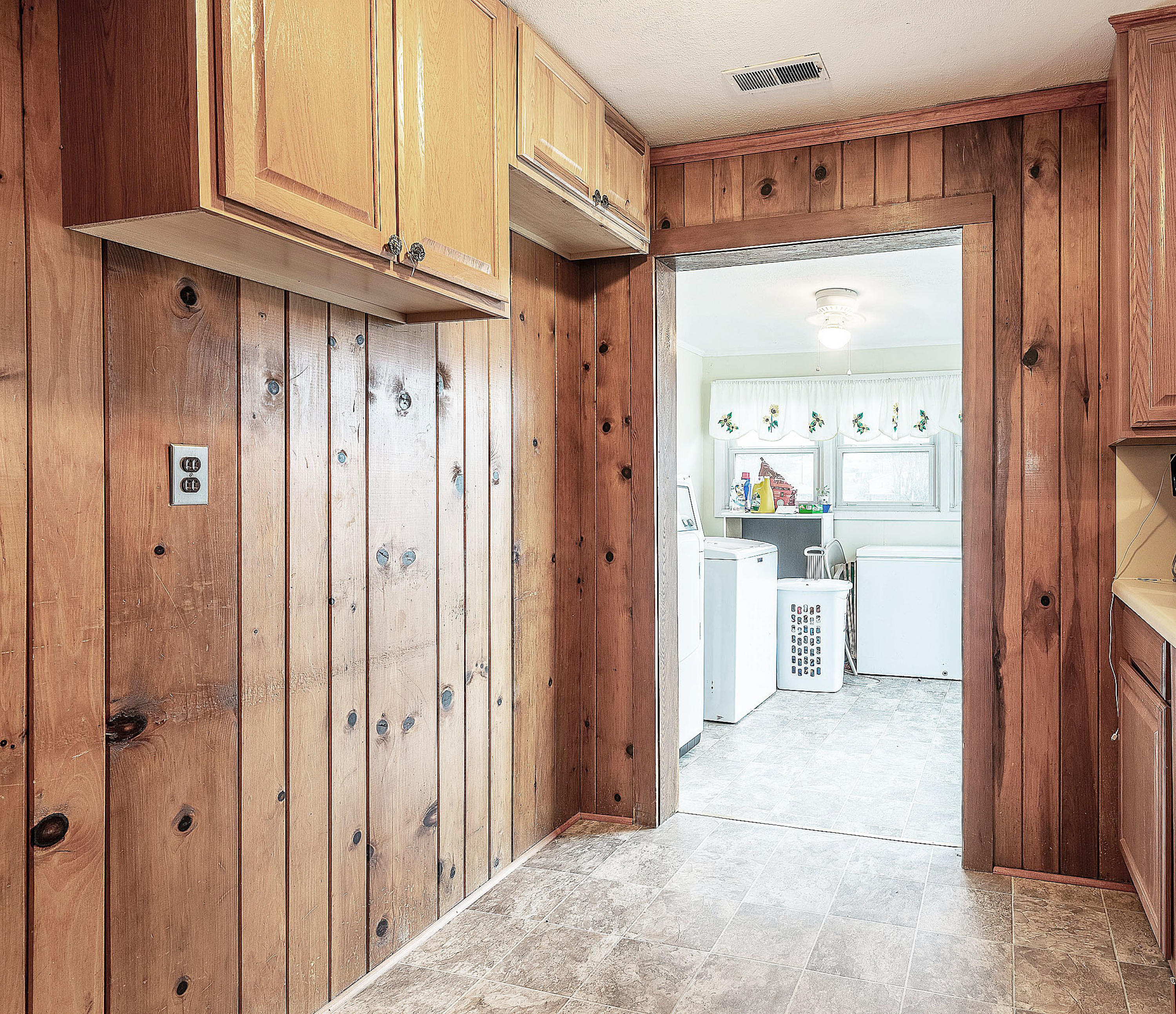 313 Sioux Road Bristol, VA 24201 - Photo 4 of 11 KITCHEN SIDE