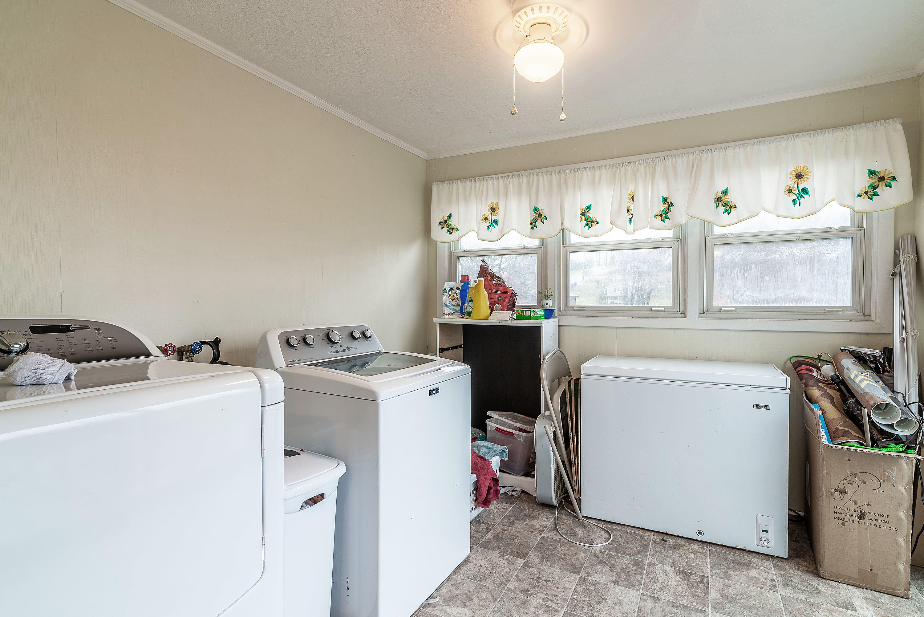 313 Sioux Road Bristol, VA 24201 - Photo 10 of 11 LAUNDRY