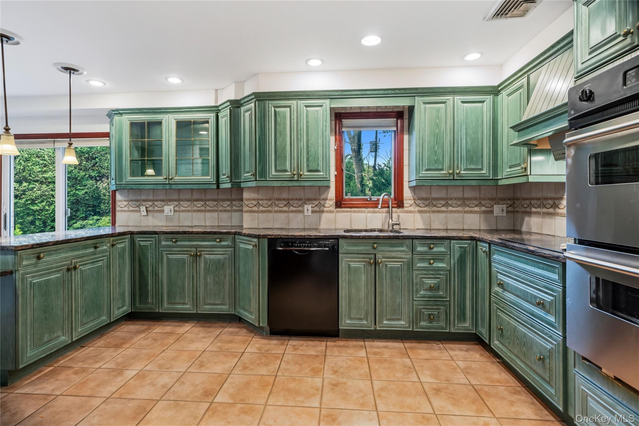 565 Mohawk Road West West Hempstead, NY 11552 - Photo 18 of 43 Gallery Image 18