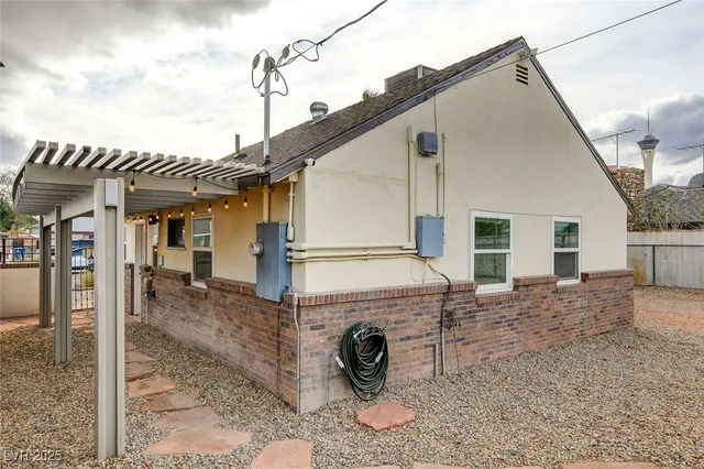 $2,495 | 1017 East Oakey Boulevard, Las Vegas, NV 89104