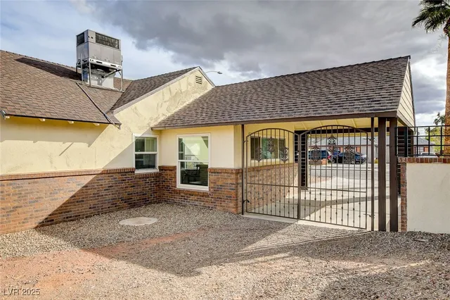 $2,495 | 1017 East Oakey Boulevard, Las Vegas, NV 89104