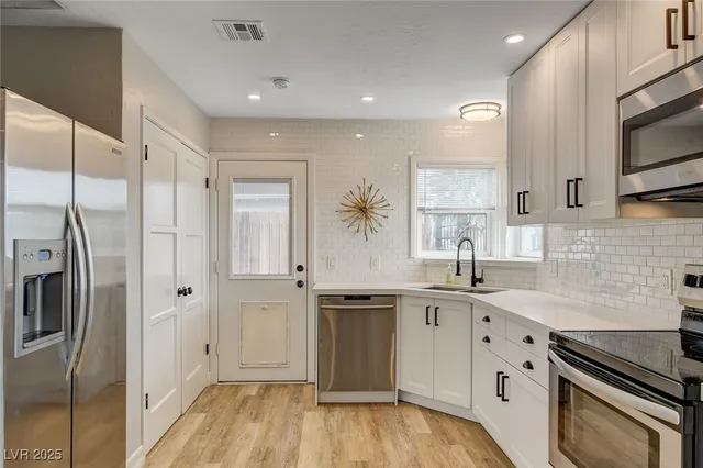 $2,495 | 1017 East Oakey Boulevard, Las Vegas, NV 89104