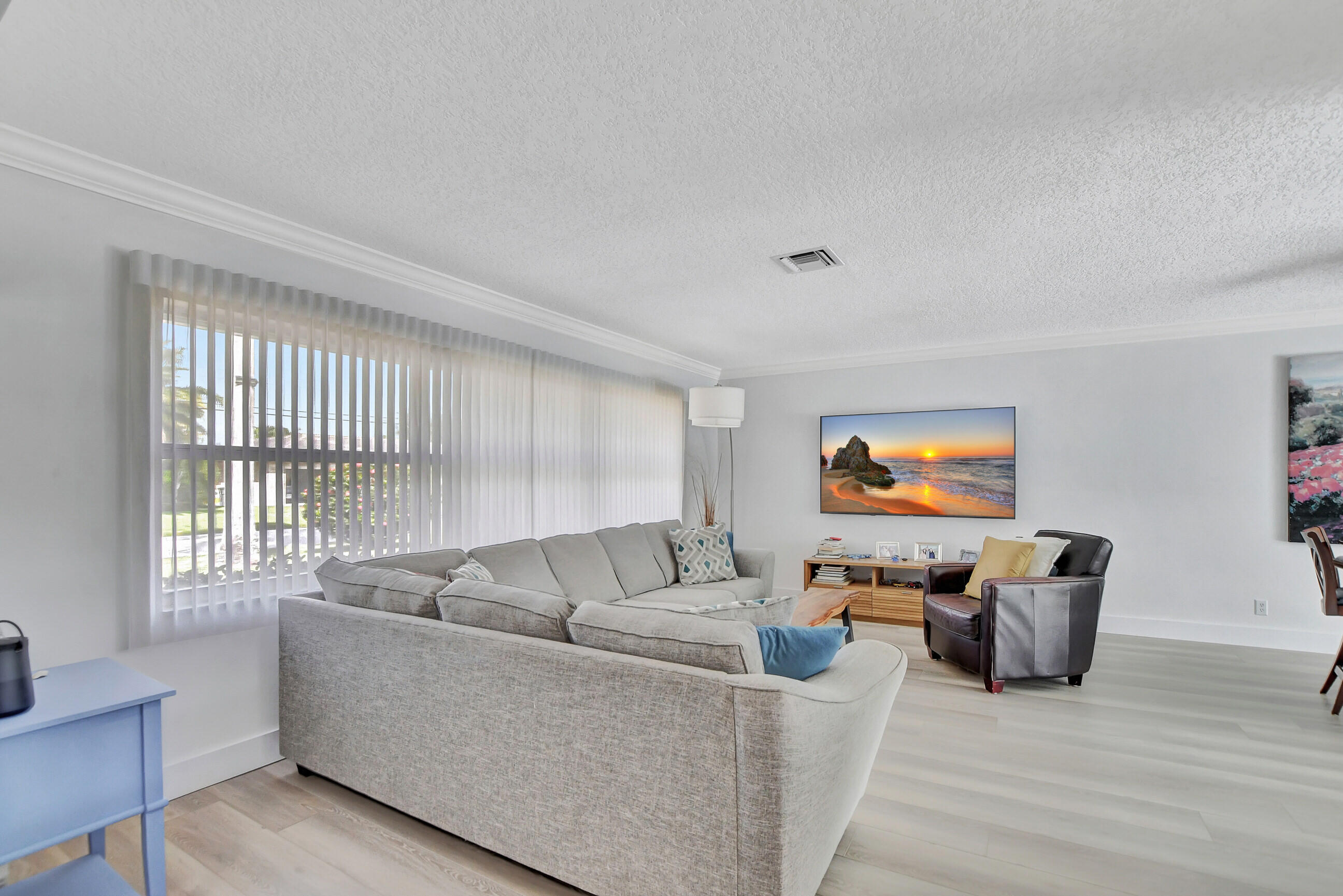 808 Berkley Street Boca Raton, FL 33487 - Photo 8 of 55 Living room