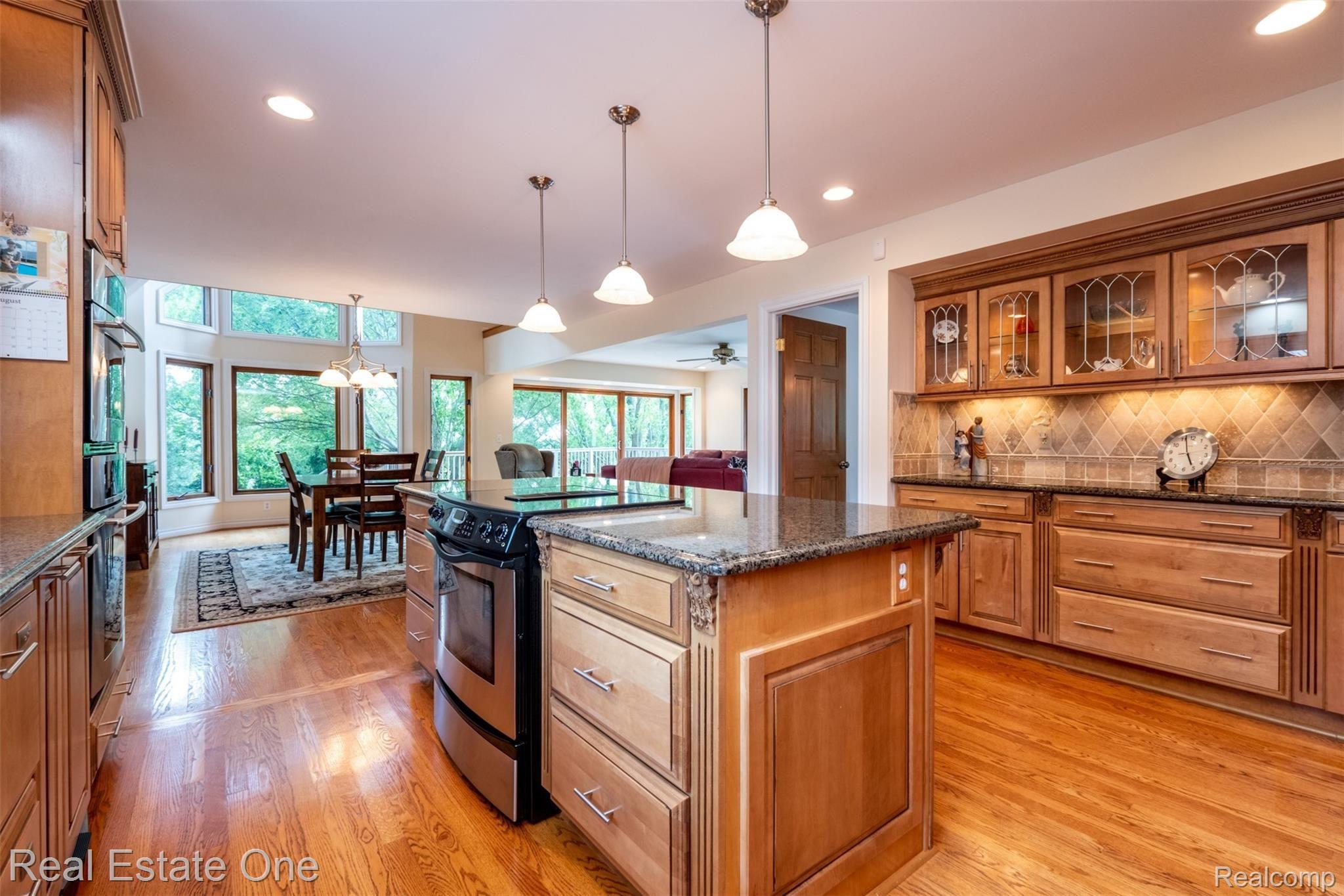 4595 Valley View Point Rochester, MI 48306 - Photo 17 of 51 Plenty of room to entertain in this kitchen