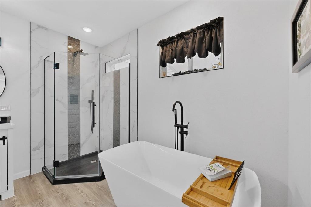 1202 Morrell Avenue Dallas, TX 75203 - Photo 18 of 33 a bathroom with a tub and a mirror