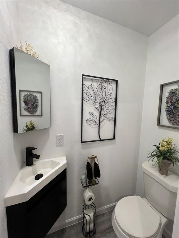 1202 Morrell Avenue Dallas, TX 75203 - Photo 21 of 33 a bathroom with a toilet a sink and mirror