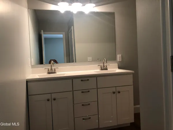 $2,300 | Rdg Manor, Unit 2010, Schenectady, NY 12309