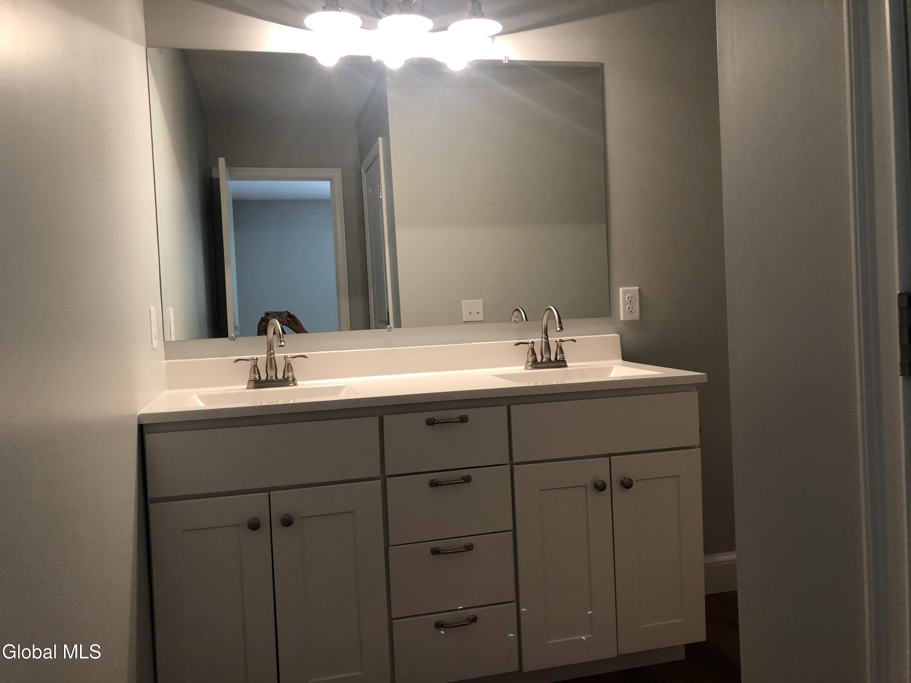 Rdg Manor, Unit 2010 Schenectady, NY 12309 - Photo 13 of 21 IMG_0070