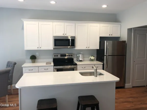 $2,300 | Rdg Manor, Unit 2010, Schenectady, NY 12309