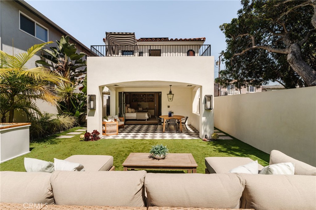 429 20th Street Manhattan Beach, CA 90266 - Photo 37 of 57 a view of a house with backyard sitting area and garden