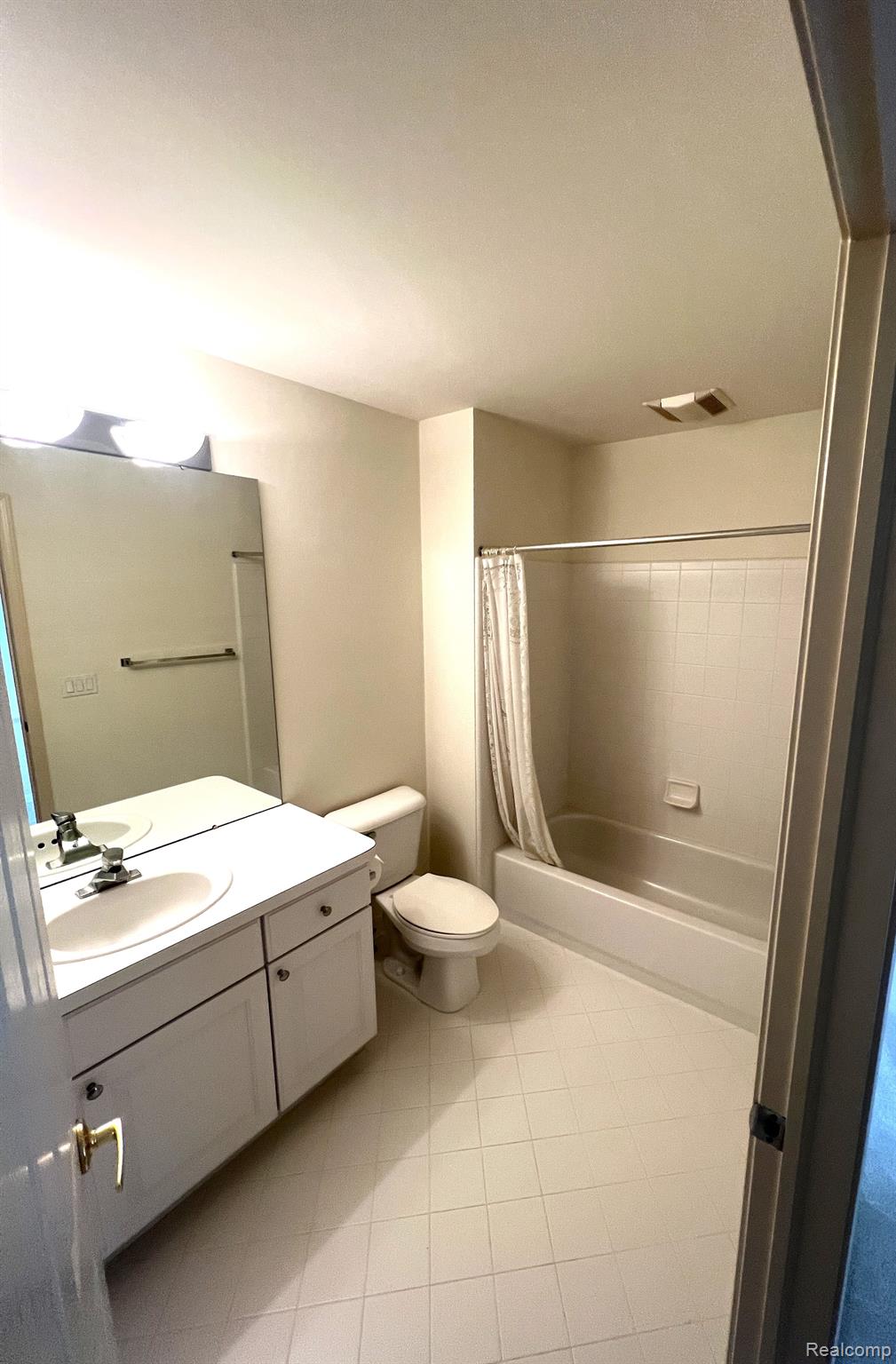 1643 Boulder Court Rochester, MI 48306 - Photo 41 of 52 Upstairs full bath
