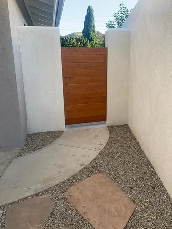 a view of a backyard