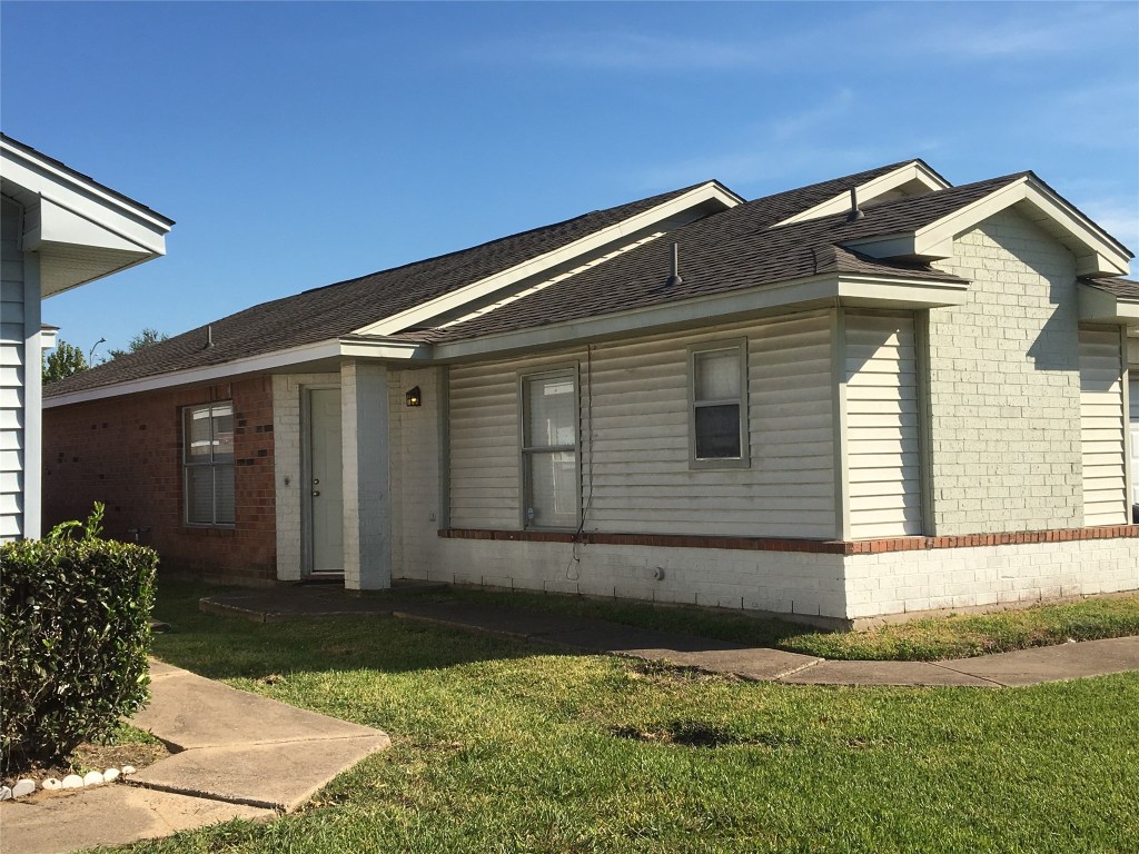 a front view of house with yard