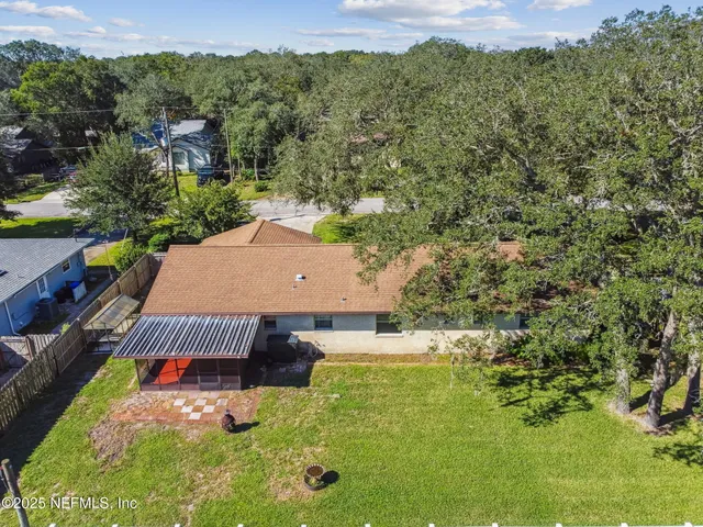 a view of a backyard