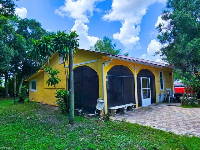 a view of front of house with yard and entertaining space